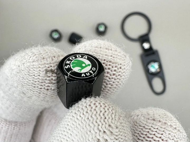 Колпачки на ниппель 4 шт с брелоком Skoda