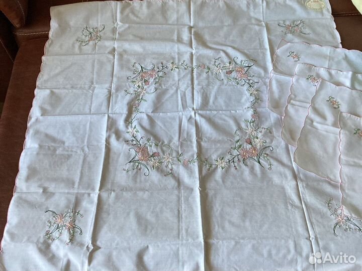 Скатерть и четыре салфетки к ней