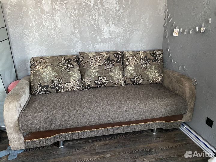 Диван прямой раскладной бу на ножках