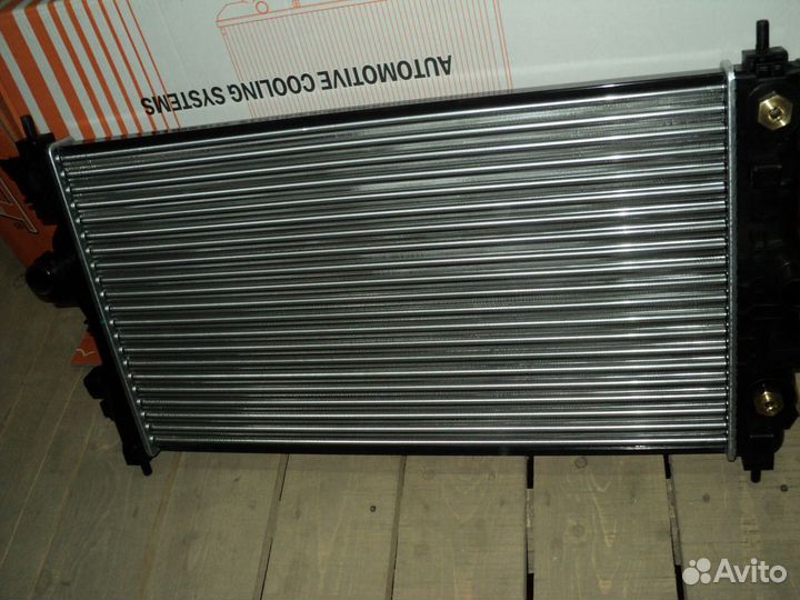 Астра J 2009 радиатор охлаждения Opel Astra J 2009