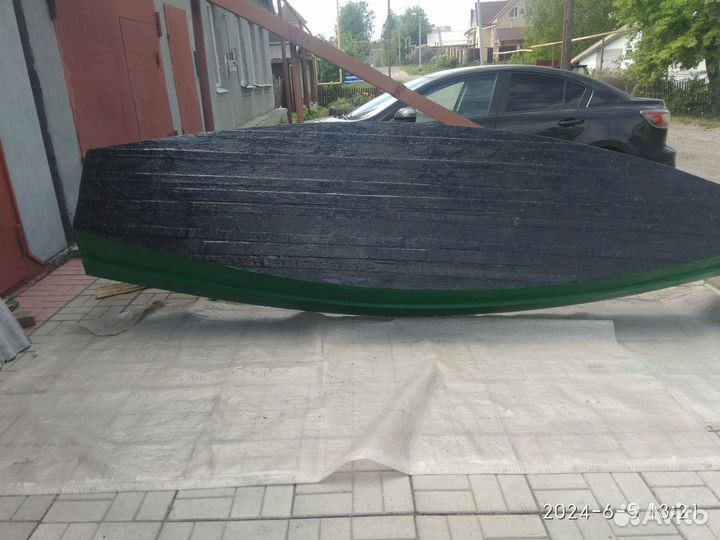 Лодка деревянная с веслами