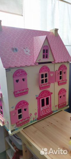 Деревянный домик с мебелью и куклами