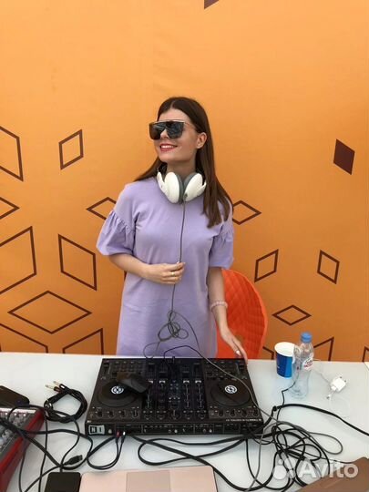 Диджей девушка