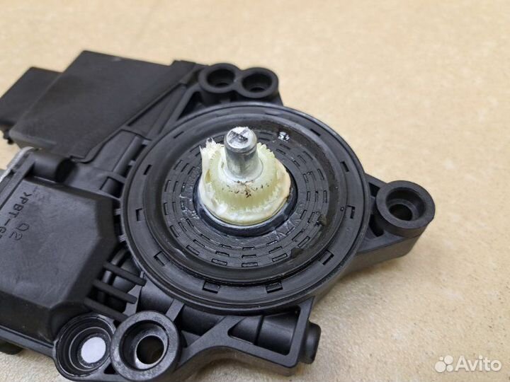 Моторчик стеклоподъемника передний правый Kia Ceed