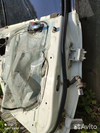 Левая задняя дверь тойота приус NHW11