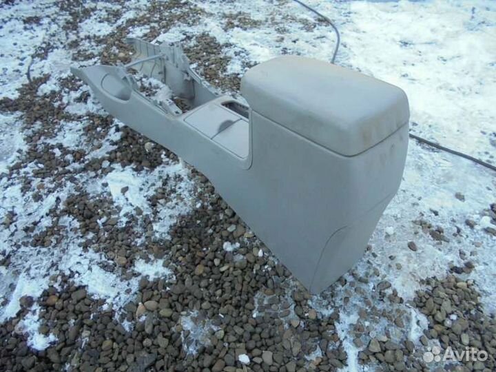 Бардачок между сиденьями Toyota Corolla Axio