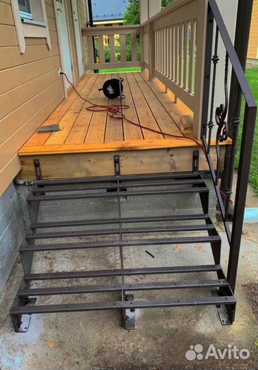 Лестница с забежными ступенями под ключ