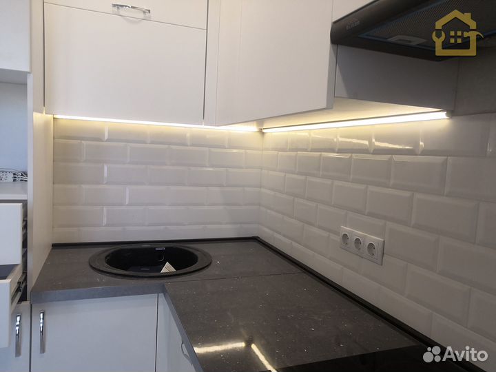 Кухня белая с подсветкой
