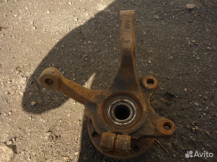 Поворотный кулак передний левый Рено Клио