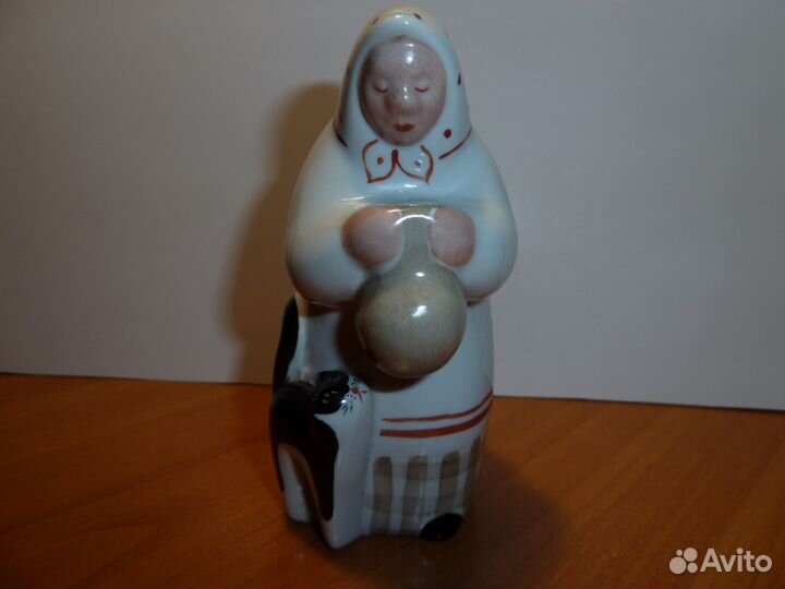 Статуэтка бабушка с котом и крынкой молока