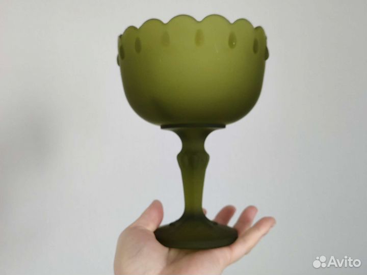 Конфетница на ножке винтаж зелёное матовое стекло