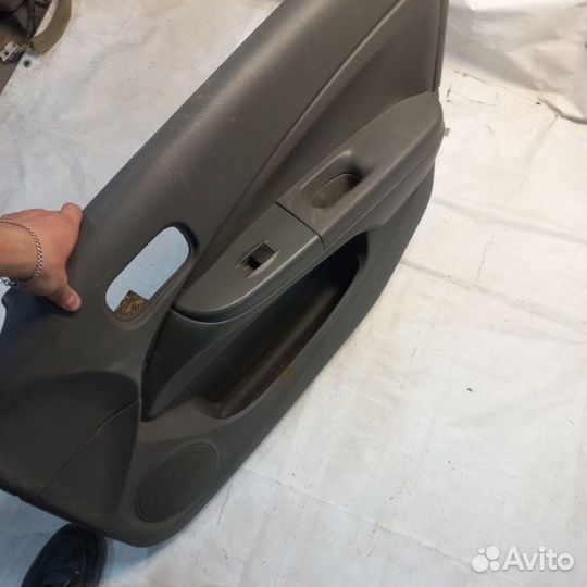 Обшивка двери передняя правая Nissan Almera