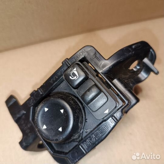 Блок управления зеркалами Nissan Qashqai J11