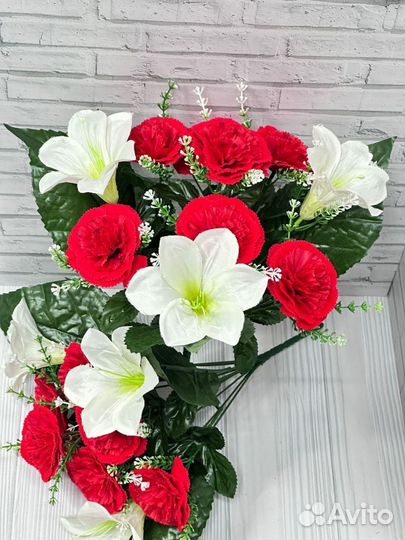 Гвоздики, лилии искусственные