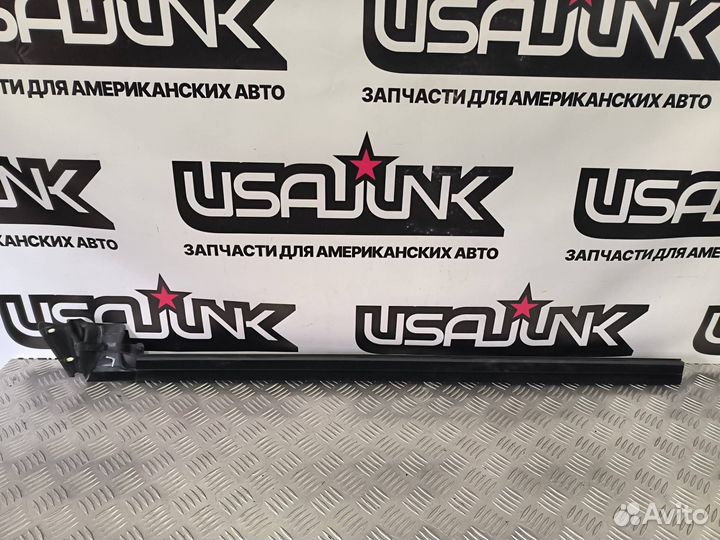 Уплотнитель стекла двери передний левый Ford