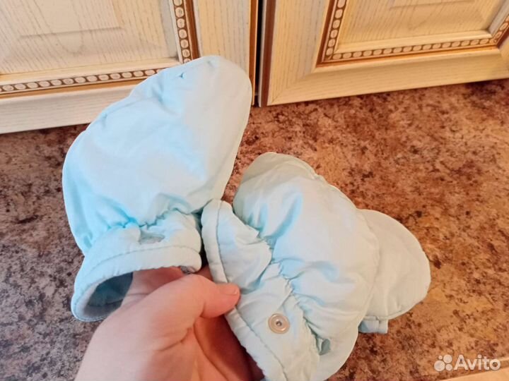 Голубые пинетки и варежки