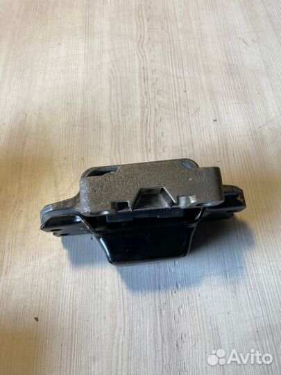 Подушка кпп левая Volkswagen Golf 5 BSE