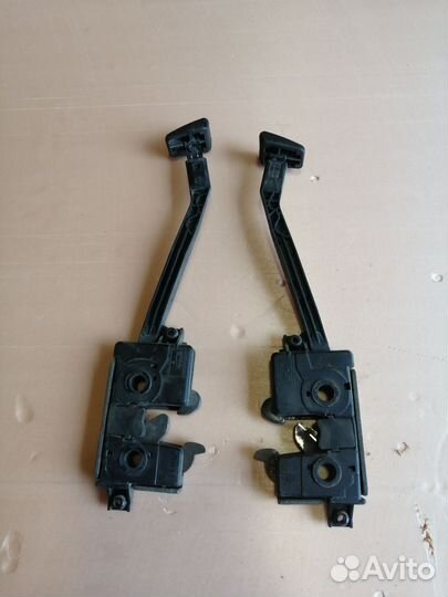 Замок заднего сиденья Митсубиси Каризма