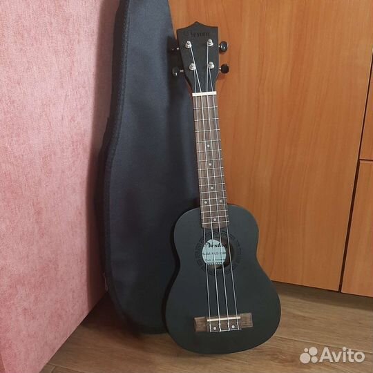 Черная укулеле сопрано с чехлом