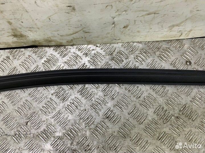 Уплотнитель двери передний правый Toyota Camry V50