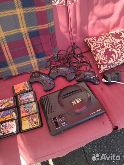 Приставка Sega Mega Drive + картриджи 3 джойстика