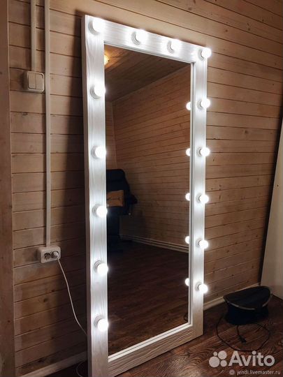 Гримерное зеркало с лампочками