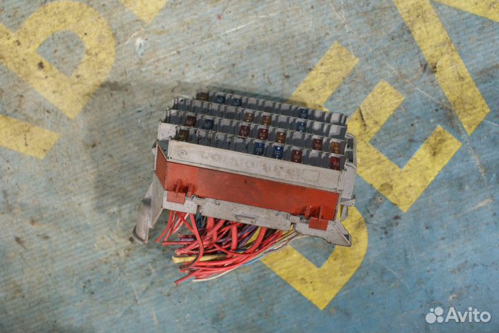 Серый блок предохранителей Volvo S60