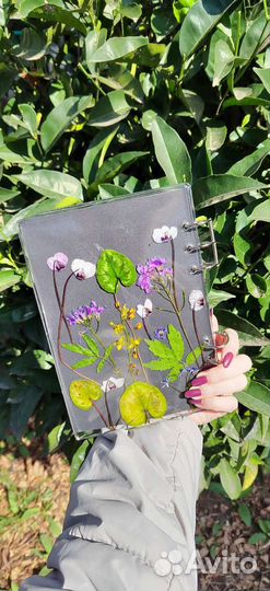 Блокнот ручной работы из эпоксидной смолы и цветов