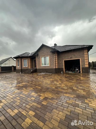 Кладка тротуарной плитки брусчатки