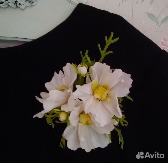 Бутоньерка-брошь 