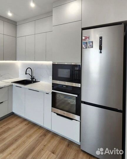 Кухня встроенная светлая