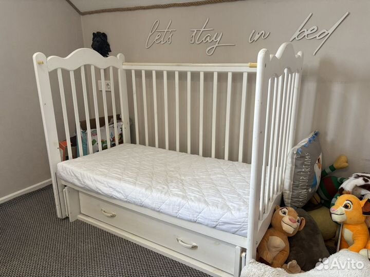 Детская кроватка с маятником и ящиком