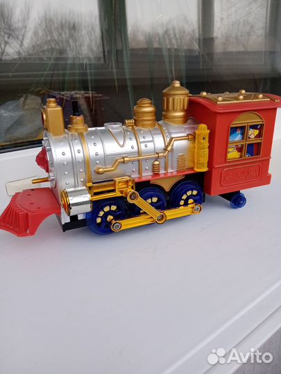 Игрушечный паровоз на батарейках