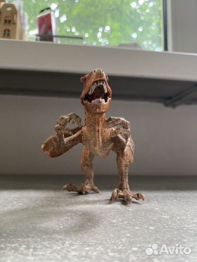 Игрушечный динозавр