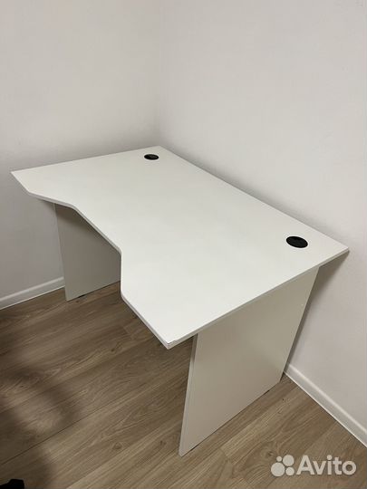 Компьютерный стол белый