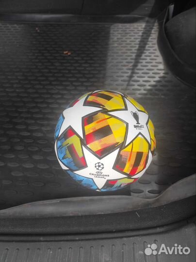 Футбольный мяч Лиги чемпионов 2022