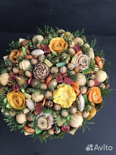 Съедобный букет из орехов сухофруктов