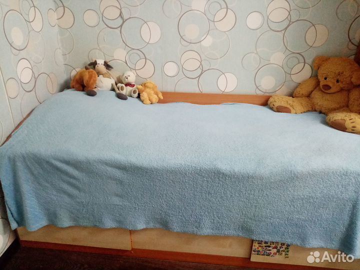 Продаю кровать, шкаф с зеркалом, пенал