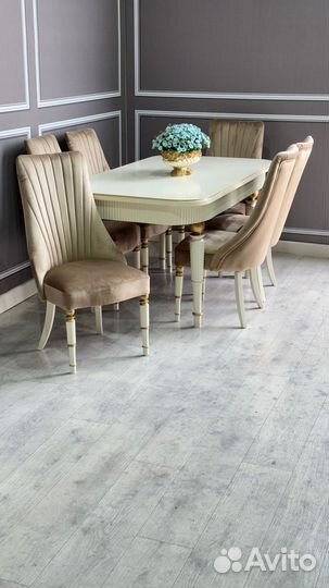 Стол и стулья