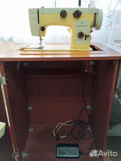 Швейная машина Чайка 142м