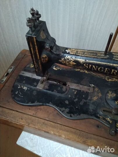 Антикварная ручная швейная машинка singer