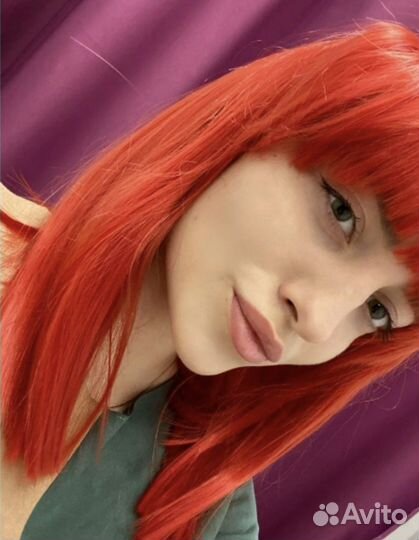 Красный парик с челкой