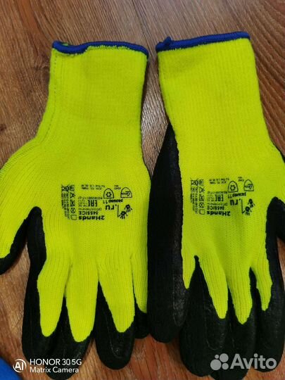 Перчатки разные