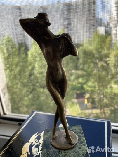 Бронзовая статуэтка Девушка