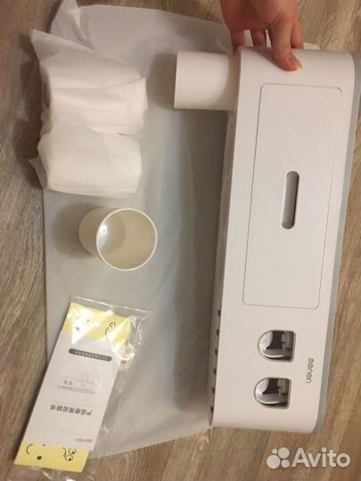 Настенный держатель дозатор для зубных щеток