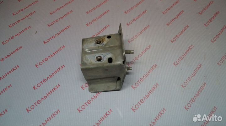 Nissan 62211-AU300 Кронштейн левый