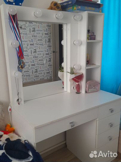 Туалетный столик с зеркалом и подсветкой