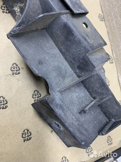 Кронштейн переднего бампера центр. Opel Vectra C