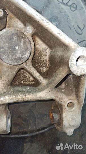 Кулак задний правый Volkswagen Passat B6