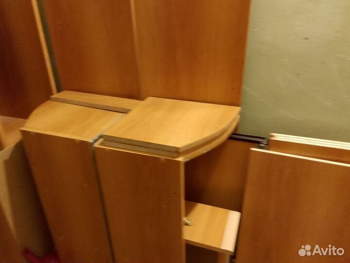 Компьютерный стол с шкафами и полками